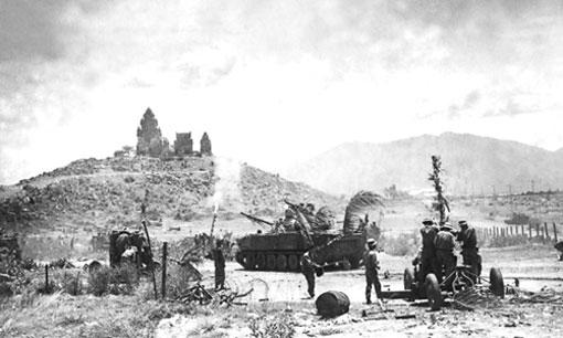 Bộ đội truy kích địch bên ngoài sân bay Thành Sơn ngày 16.4.1975