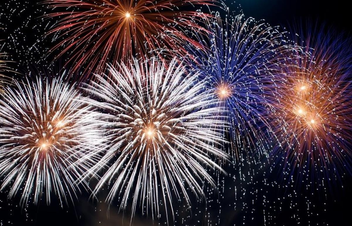 Pháo hoa trên biển Sầm Sơn trong đêm khai mạc Pháo hoa trên biển Sầm Sơn trong đêm khai mạc