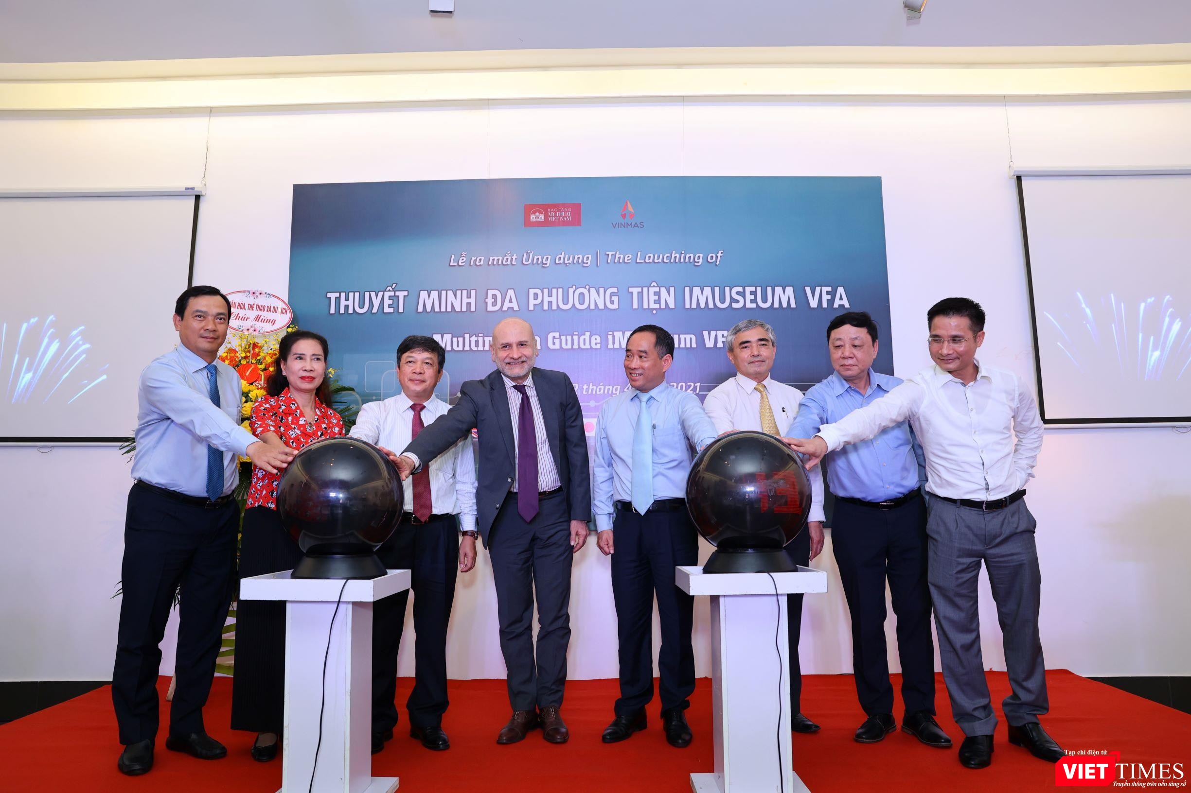 Các quan chức của Bộ Văn hóa Thể thao và Du lịch, Đại diện sứ quán Italia, Trung Quốc, đại diện Hội Truyền thông số Việt Nam bấm nút khai trương ứng dụng iMuseum VFA Các quan chức của Bộ Văn hóa Thể thao và Du lịch, Đại diện sứ quán Italia, Trung Quốc, đại diện Hội Truyền thông số Việt Nam bấm nút khai trương ứng dụng iMuseum VFA