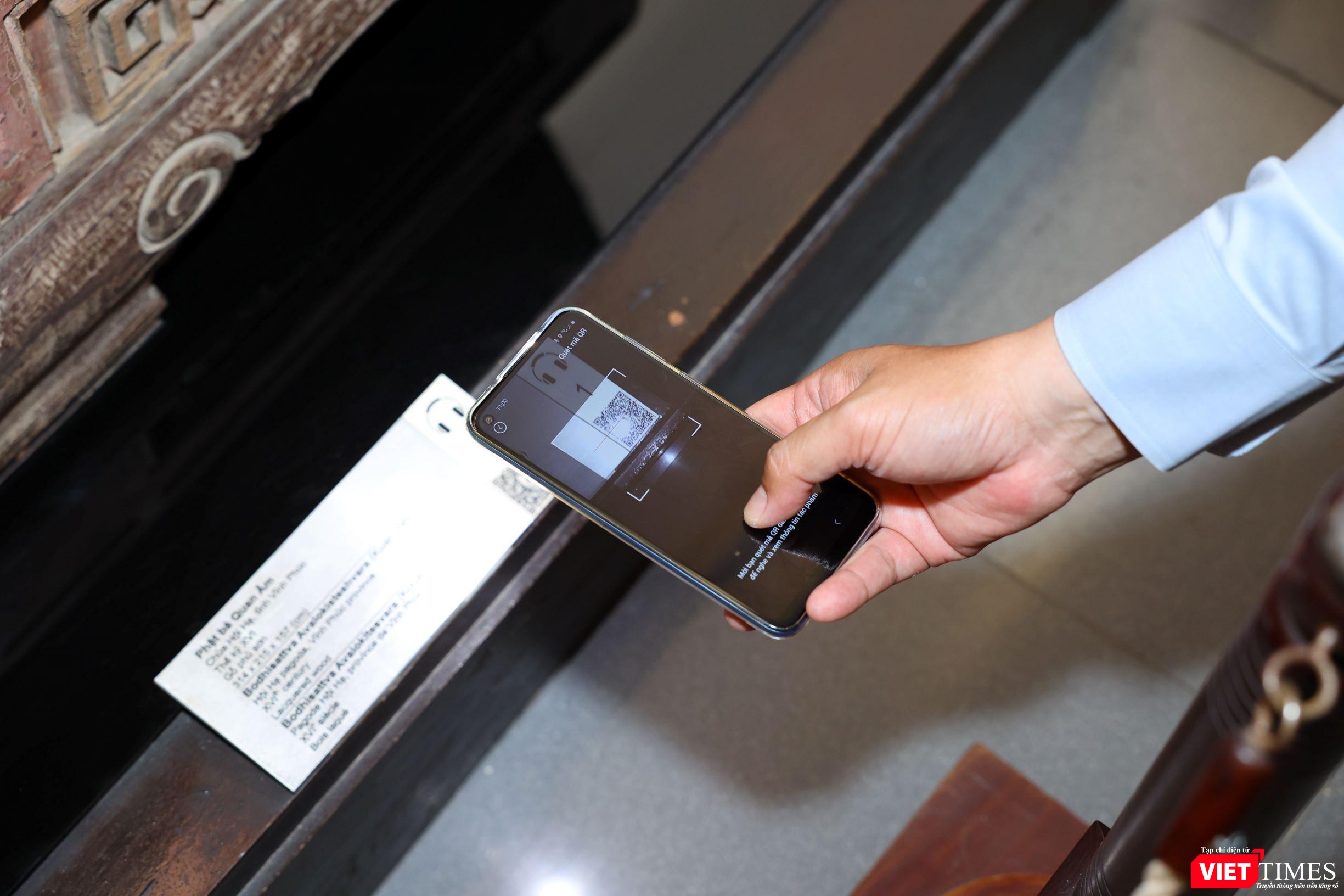 Sau khi quét mã QR, trợ lý ảo trên ứng dụng iMuseum VFA sẽ thuyết minh cho người xem về tác phẩm nghệ thuật đang trưng bày