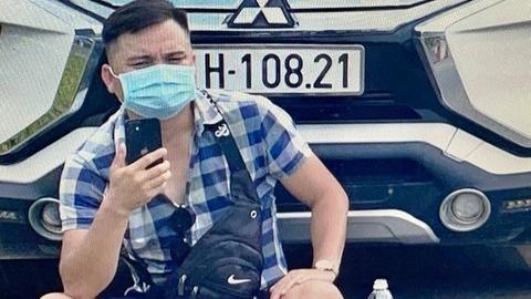 Lê Chí Thành ngồi trước đầu ô tô vi phạm, cản trở lực lượng chức năng tạm giữ phương tiện