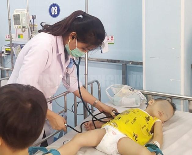 Điều trị trẻ mắc tay chân miệng tại BV Nhi Đồng 1 (Ảnh: Đan Như)