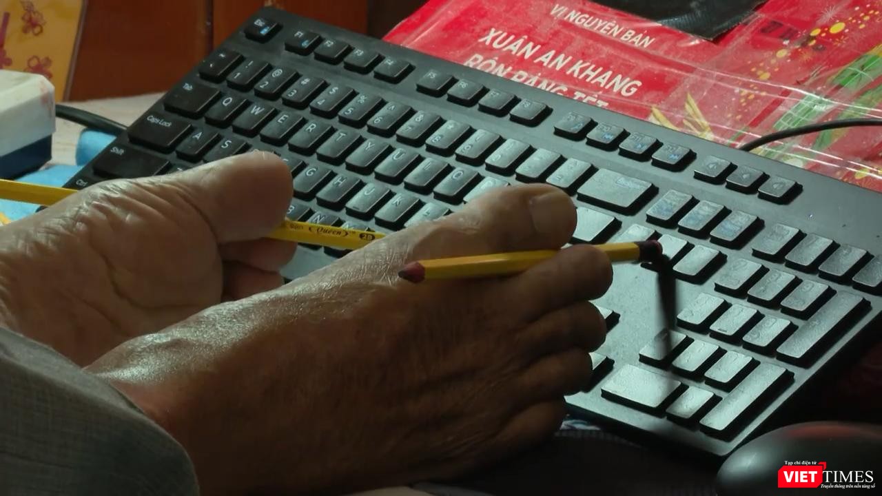 Thầy Nguyễn Ngọc Ký đã nghĩ ra cách dùng bút chì, ở đầu có hai viên tẩy để không bị trượt khi gõ bàn phím vi tính