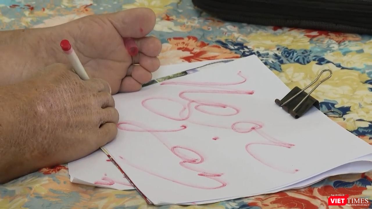 Nét chữ bay bổng của thầy Nguyễn Ngọc Ký viết tên Ngọc Lan