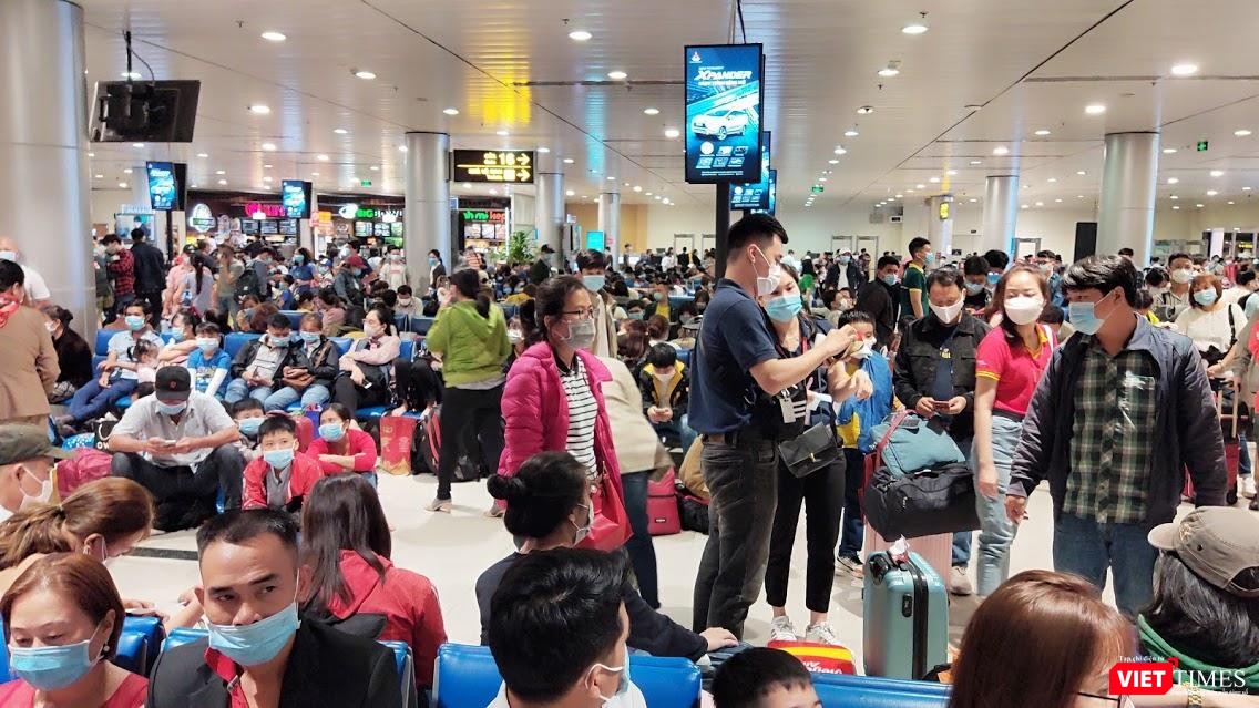 Sân bay Tân Sơn Nhất cần được thắt chặt các biện pháp an toàn phòng, chống dịch COVID-19 - Ảnh: Hoà Bình