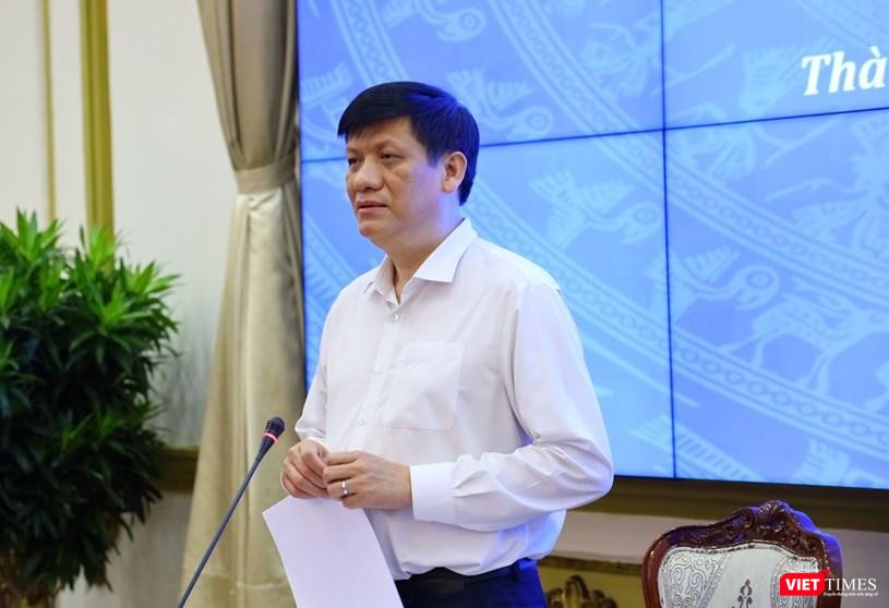 Bộ trưởng Bộ Y tế Nguyễn Thanh Long trao đổi tại buổi làm việc. Ảnh: Huyền Mai