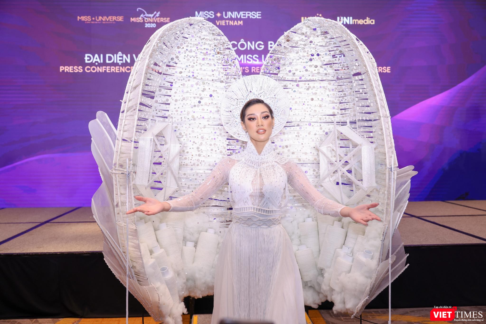 Kén Em sử dụng chất liệu nhẹ, bay, kết hợp kỹ thuật thắt dây marcame