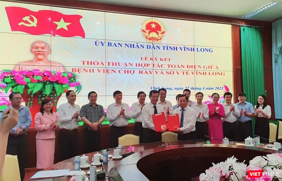 Lãnh đạo BV Chợ Rẫy (của Bộ Y tế) và Giám đốc Sở Y tế tỉnh Vĩnh Long ký hợp tác hỗ trợ về y tế trên địa bàn tỉnh từ nay đến năm 2025
