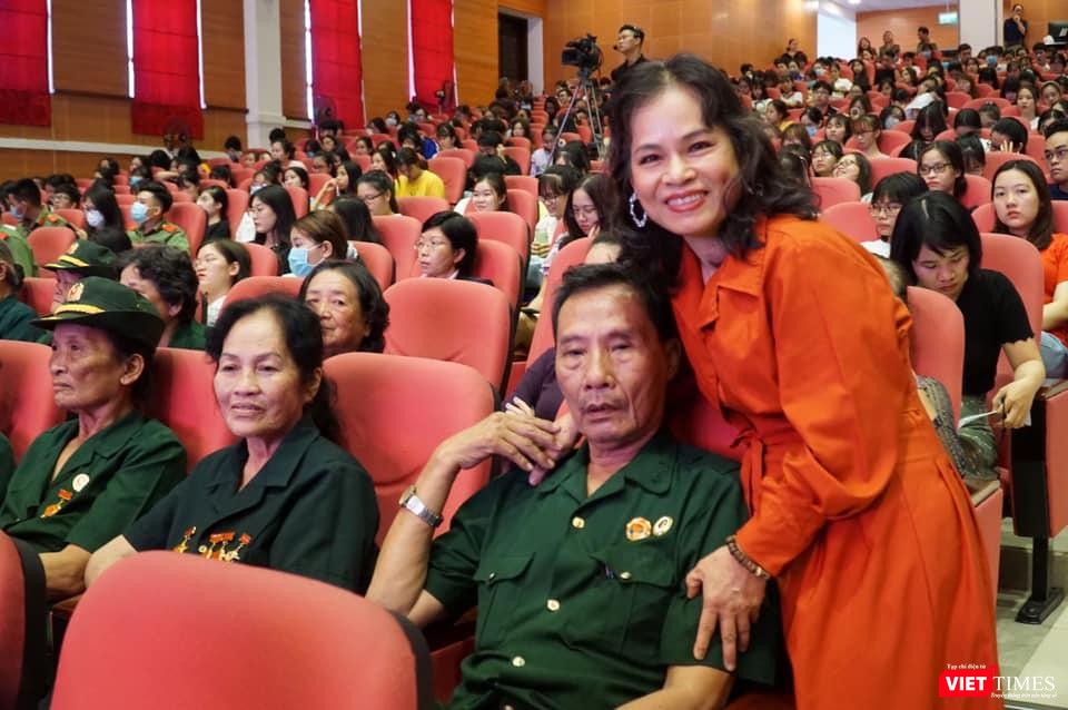 Những cựu thanh niên xung phong của tuyến đường 1C về dự ra mắt cuốn sách