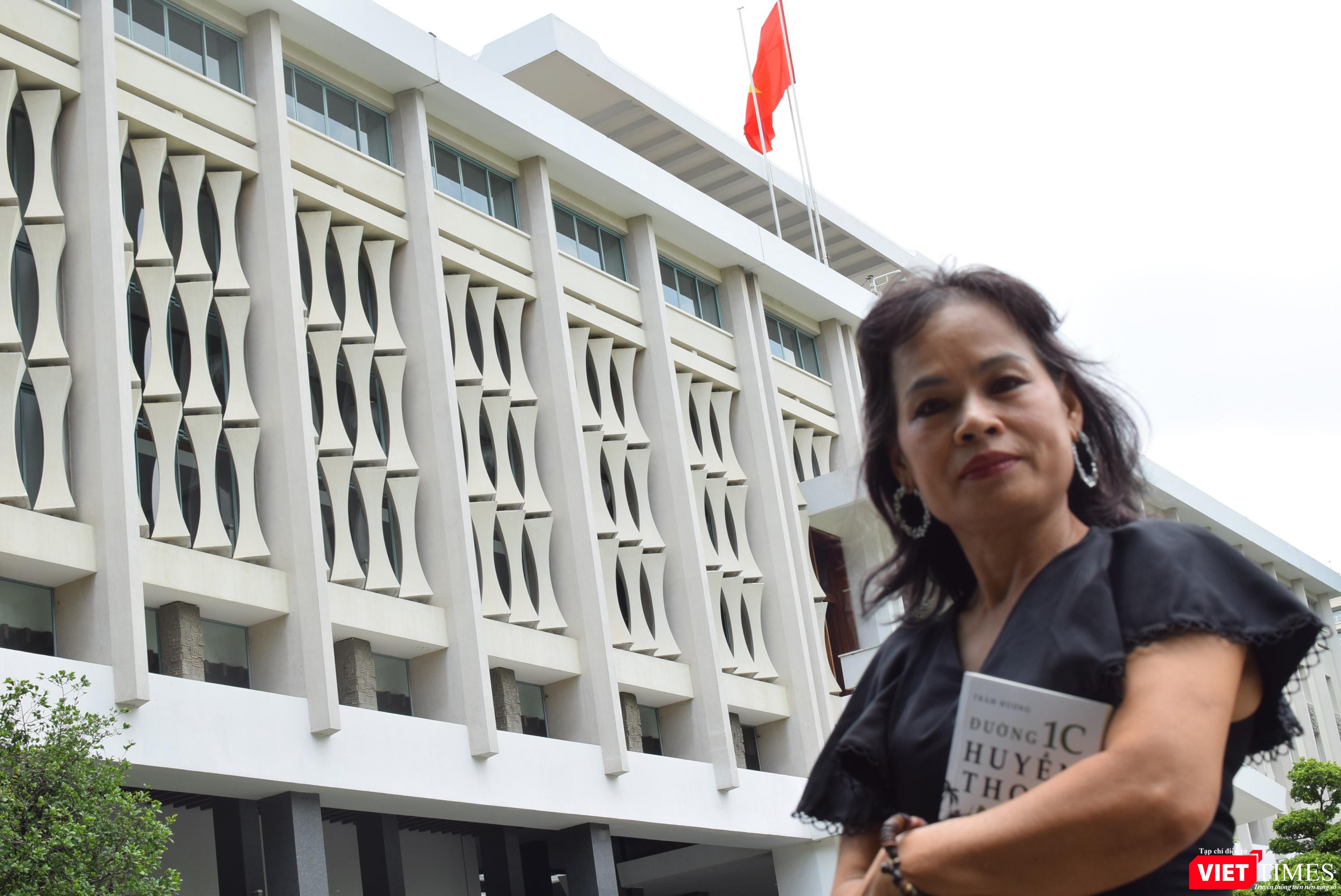 Nhà văn Trầm Hương tâm huyết với những nhân vật phụ nữ trong chiến tranh - Ảnh: Hoà Bình