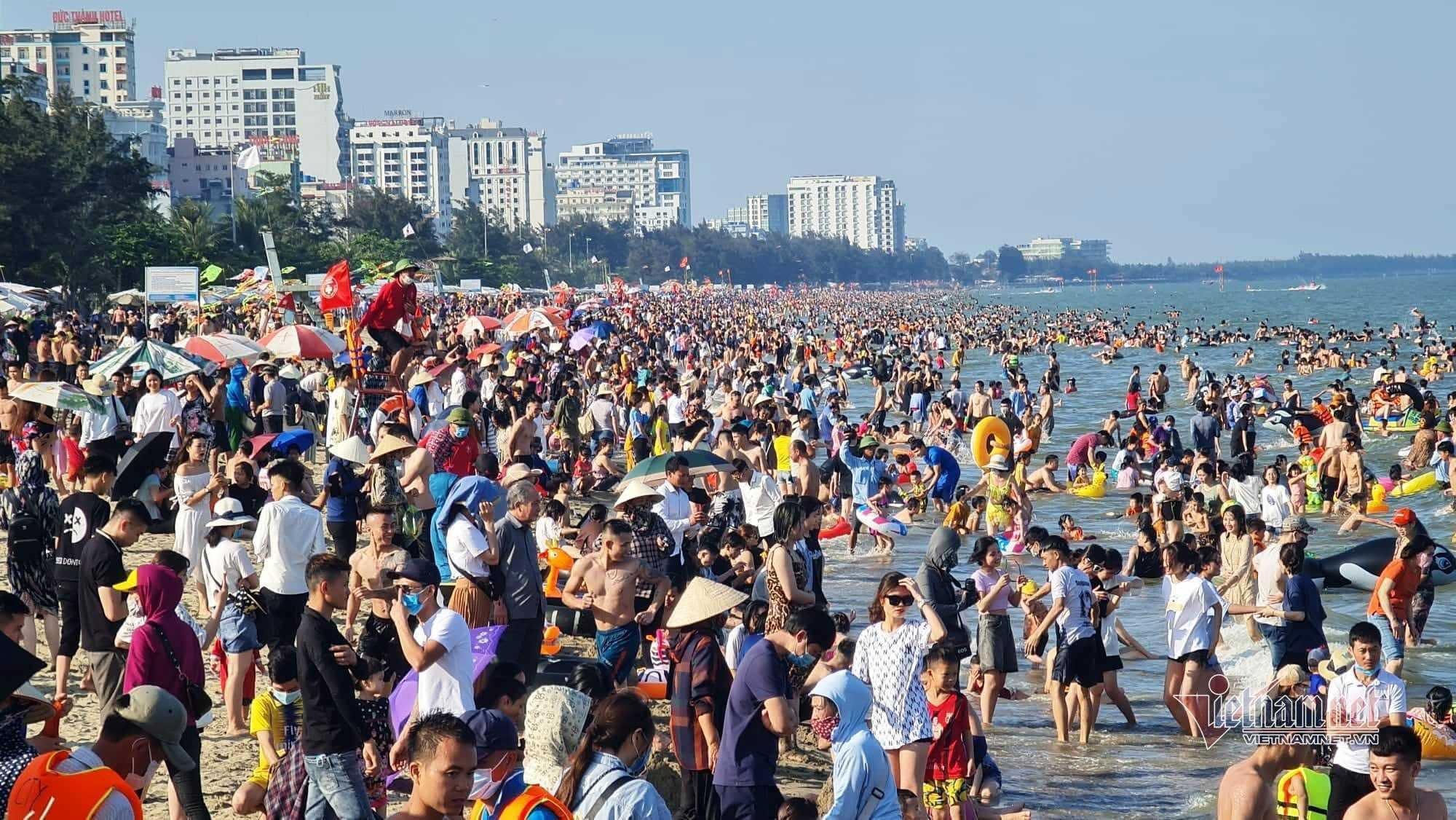 Trong hai ngày 30-4 và 1-5, TP Vũng Tàu đón từ 140.000 đến 150.000 du khách - Ảnh: Vietnamnet