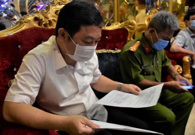 Phó Chủ tịch Dương Anh Đức kiểm tra giấy tờ tại nhà hàng này. Ảnh: Tá Lâm