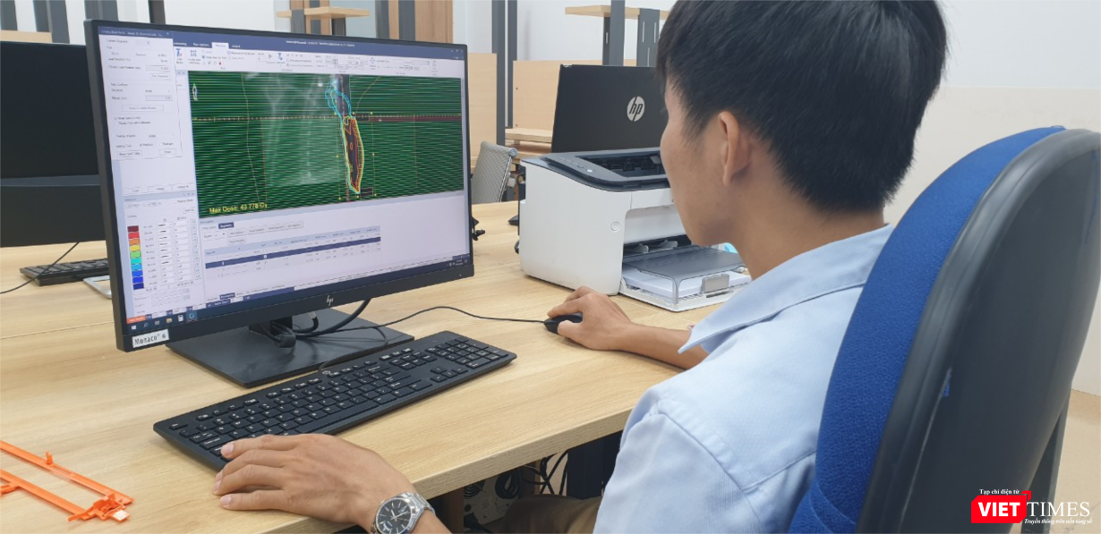 Kỹ sư vật lý y khoa phối hợp với bác sĩ xạ trị đang lập kế hoạch xạ trị tại BV Ung bướu cơ sở 2