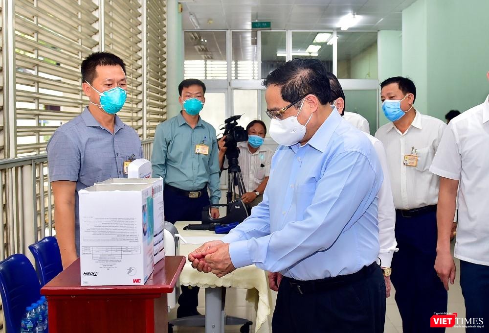 Thủ tướng rửa tay sát khuẩn trước khi vào làm việc với BV Chợ Rẫy