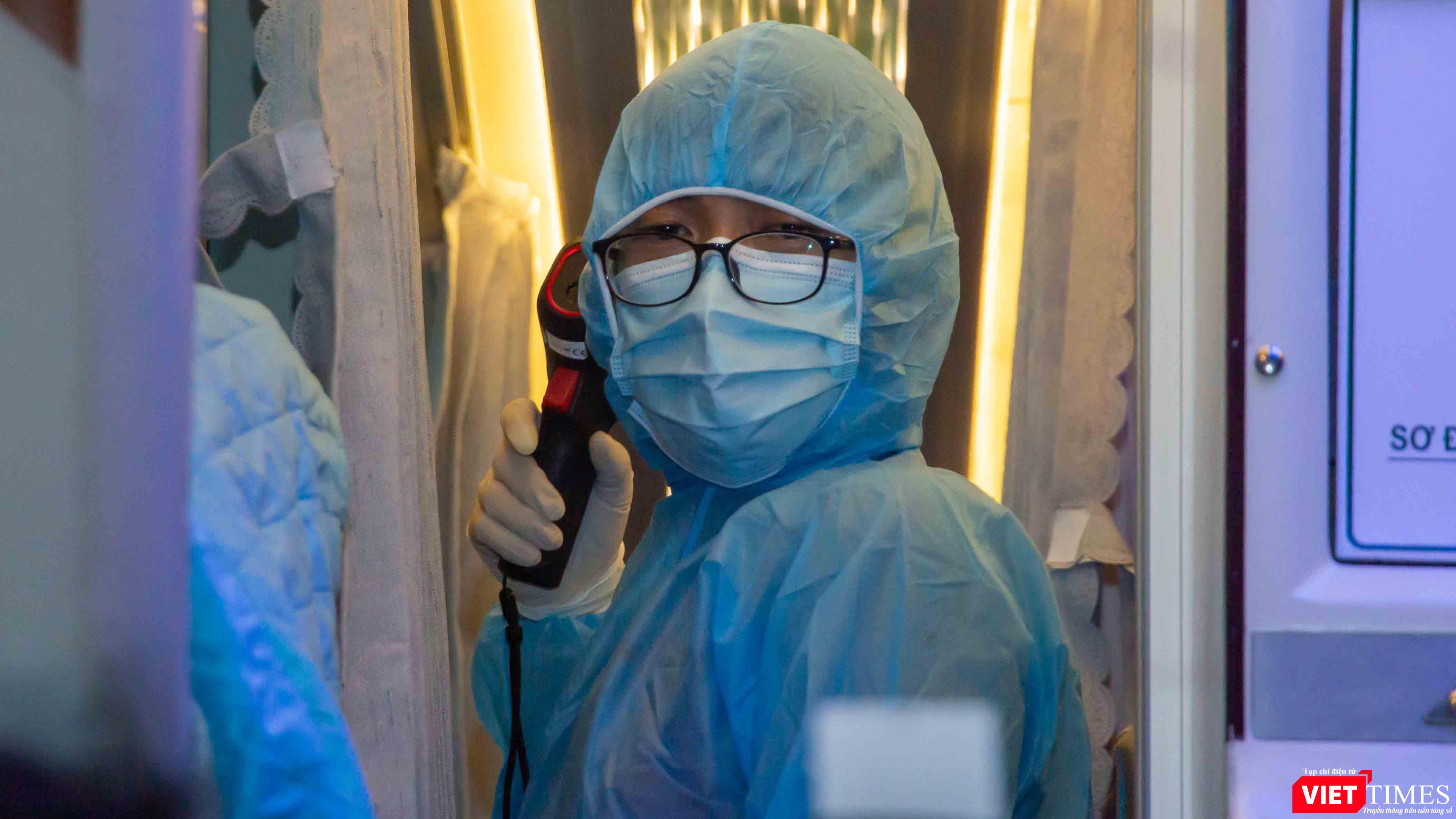 Nhân viên y tế lên xe để kiểm tra thân nhiệt từng hành khách