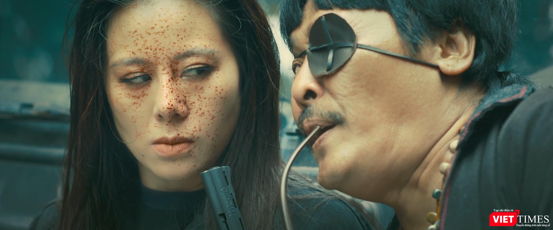 Cảnh phim "Bông hồng lửa" Cảnh phim "Bông hồng lửa"