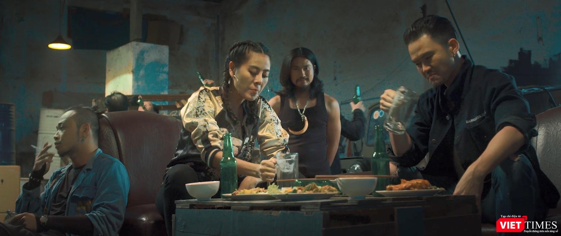 “Bông hồng lửa” có sự tham gia của các diễn viên: Nam Thư, Hoàng Phi, Hùng Chilhyun, Lê Quốc Nam, Lợi Trần… - Ảnh: ĐPCC “Bông hồng lửa” có sự tham gia của các diễn viên: Nam Thư, Hoàng Phi, Hùng Chilhyun, Lê Quốc Nam, Lợi Trần… - Ảnh: ĐPCC