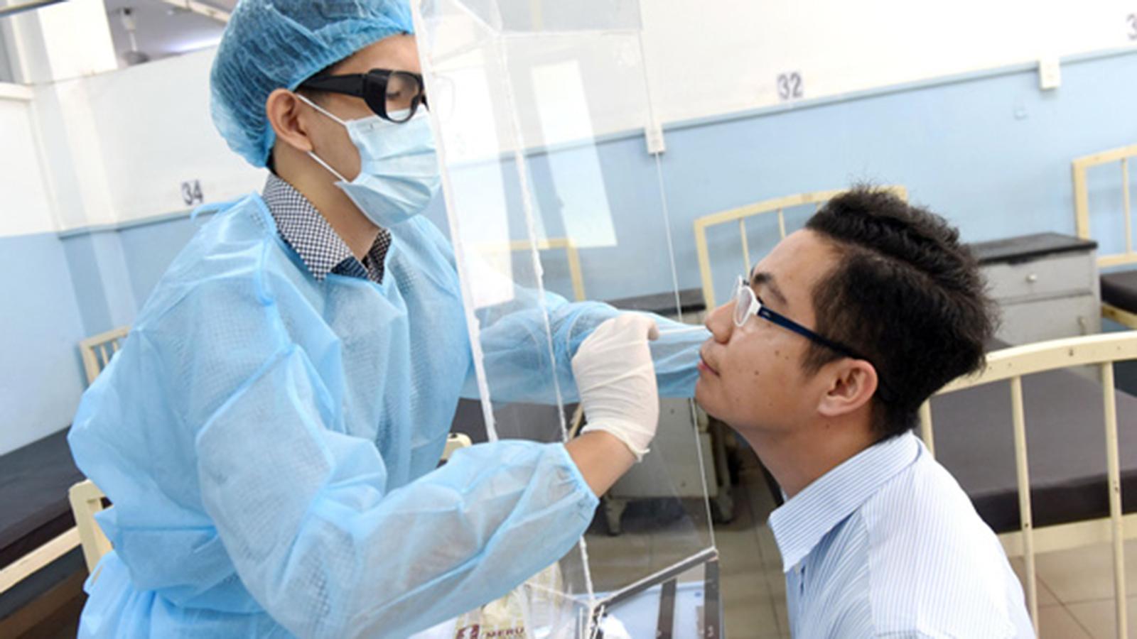 Lấy mẫu xét nghiệm COVID-19 tại BV Nhân dân Gia Định - Ảnh Duyên Phan Lấy mẫu xét nghiệm COVID-19 tại BV Nhân dân Gia Định - Ảnh Duyên Phan