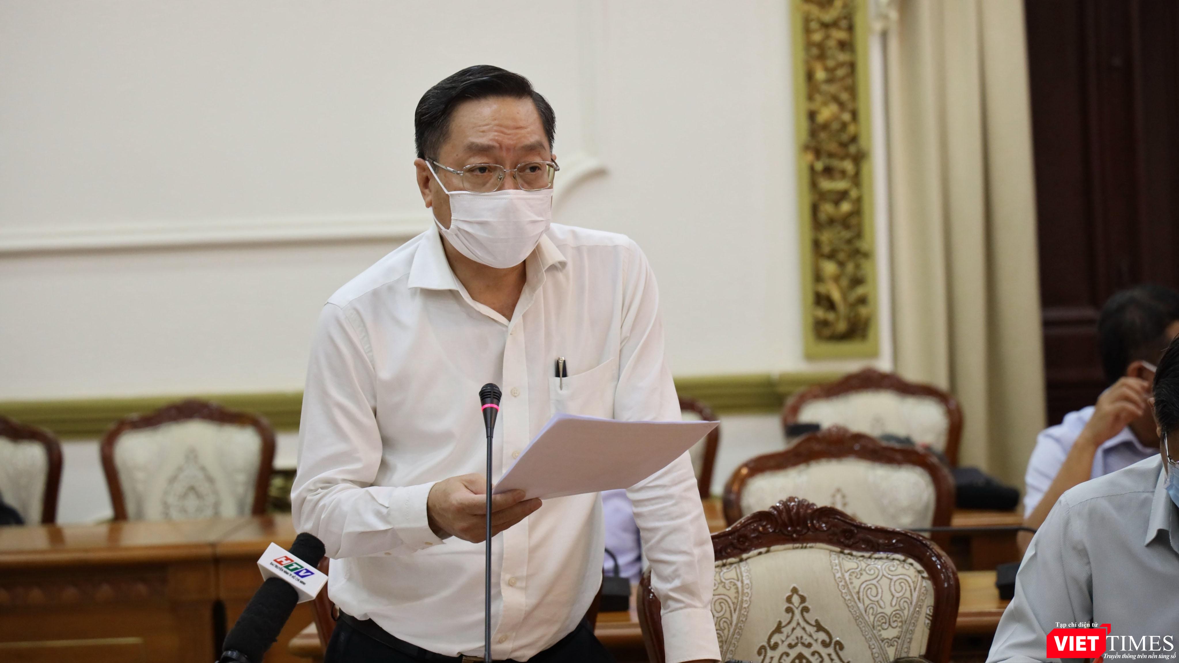 Giám đốc Sở Y tế TP.HCM, ông Nguyễn Tấn Bỉnh báo cáo về tình hình dịch bệnh COVID-19
