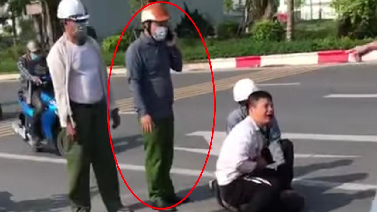 Đại uý Lâm gọi điện thoại trong khi người dân vật lộn bắt cướp - Ảnh cắt từ clip Đại uý Lâm gọi điện thoại trong khi người dân vật lộn bắt cướp - Ảnh cắt từ clip