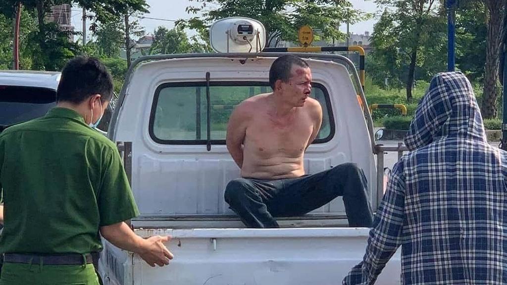 Đặng Phạm Sáu bị khống chế đưa về Công an H.Thanh Oai phục vụ điều tra - Ảnh CAHS Đặng Phạm Sáu bị khống chế đưa về Công an H.Thanh Oai phục vụ điều tra - Ảnh CAHS