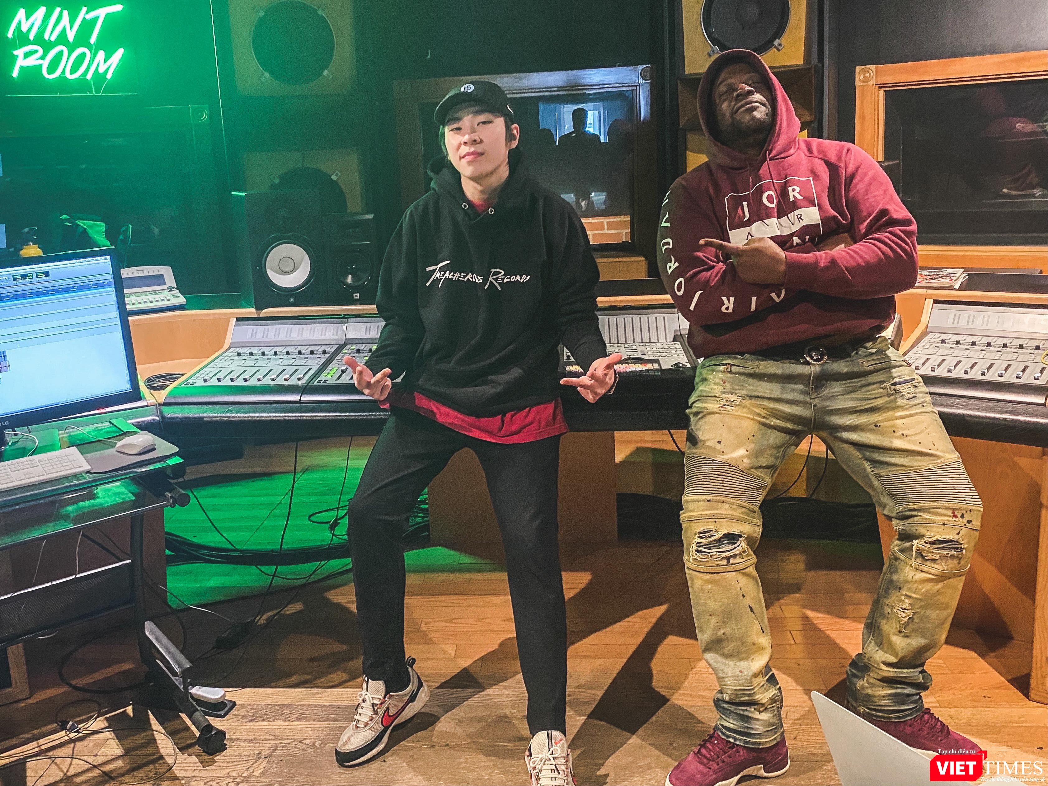 Chris và nhà cố vấn âm nhạc Carver Tee. Ảnh: NSCC Chris và nhà cố vấn âm nhạc Carver Tee. Ảnh: NSCC