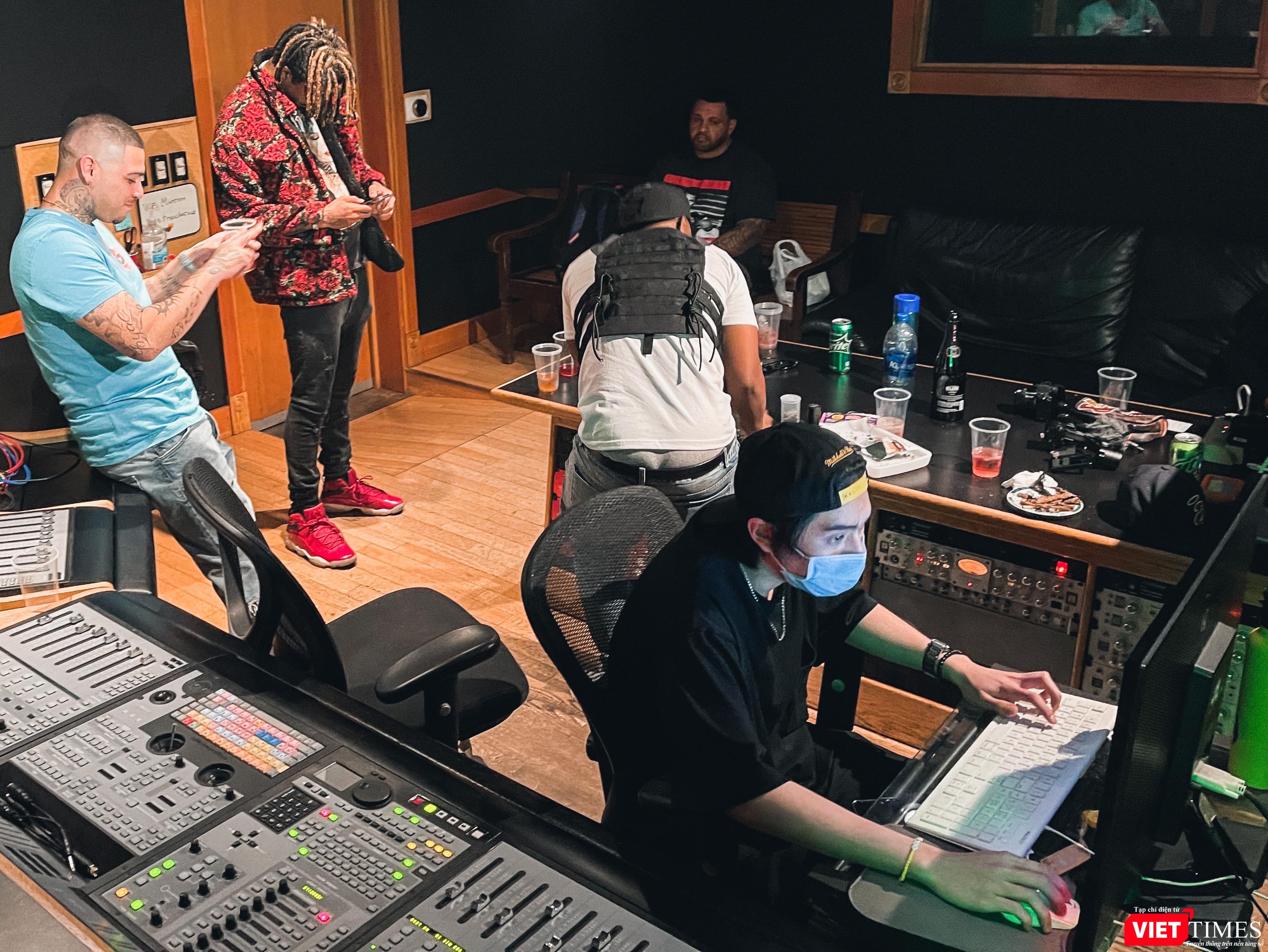 Chris Nguyễn và các kỹ sư âm thanh trong phòng thu Chris Nguyễn và các kỹ sư âm thanh trong phòng thu
