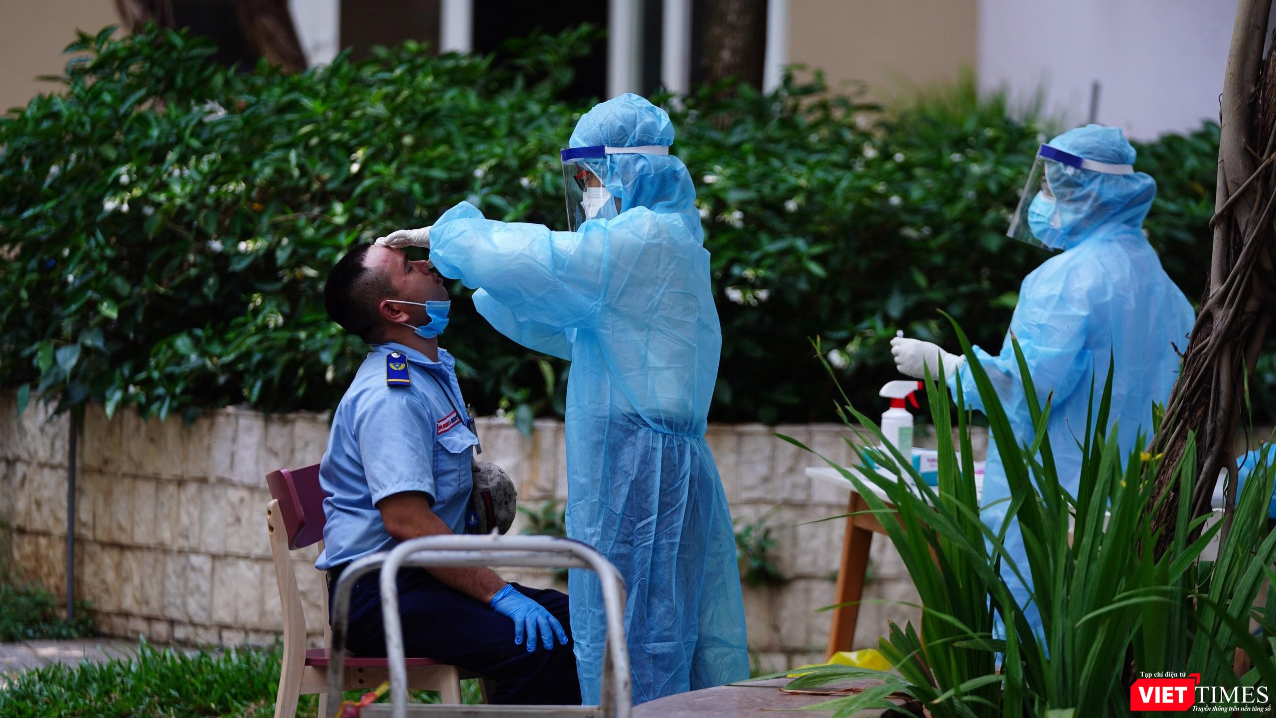 Toàn bộ cư dân block A1 chung cư Sunview Town (TP Thủ Đức) được lấy mẫu xét nghiệm ngay khi phát hiện ca dương tính mới (Ảnh: Phạm Nguyễn)