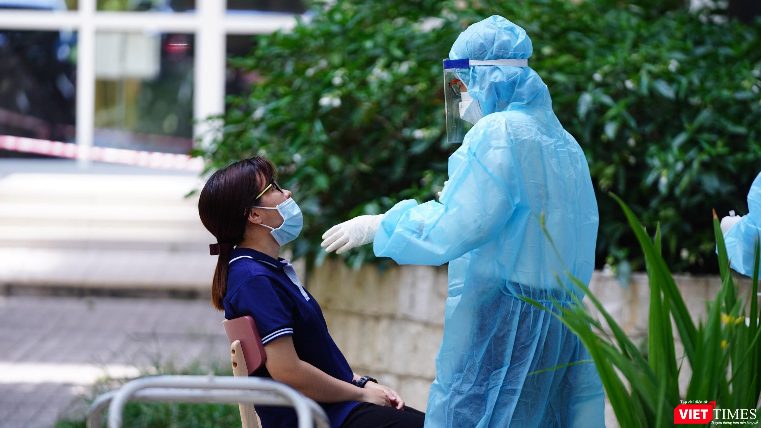 Xét nghiệm thần tốc toàn bộ cư dân block A1 chung cư Sunview, xét nghiệm mở rộng các cơ quan của BN 4514 và vợ của BN này - Ảnh: Phạm Nguyễn Xét nghiệm thần tốc toàn bộ cư dân block A1 chung cư Sunview, xét nghiệm mở rộng các cơ quan của BN 4514 và vợ của BN này - Ảnh: Phạm Nguyễn