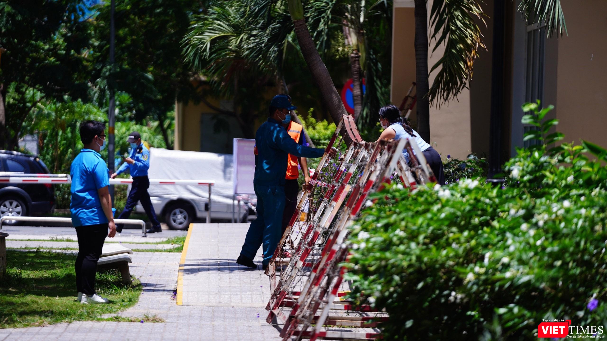 Lực lượng chức năng sẵn sàng phản ứng nhanh với các địa bàn phát hiện bệnh nhân mới (Ảnh: Phạm Nguyễn)