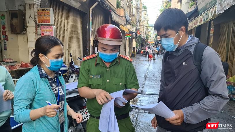Điều tra truy vết tại con hẻm mà gia đình bệnh nhân bán Bánh canh cá lóc O Thanh sinh sống tại quận 3 (Ảnh- HCDC)