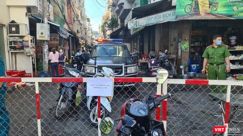 Lực lượng chức năng phong toả con hẻm 287 Nguyễn Đình Chiểu nơi bà chủ quán Bánh canh cá lóc O Thanh sinh sống (Ảnh: CDC TP.HCM)