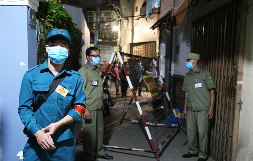 Khu vực gần nơi sinh hoạt của Hội thánh Truyền giáo Phục hưng bị cơ quan chức năng phong toả, khuya 26/5. Ảnh: Đình Văn. Khu vực gần nơi sinh hoạt của Hội thánh Truyền giáo Phục hưng bị cơ quan chức năng phong toả, khuya 26/5. Ảnh: Đình Văn.