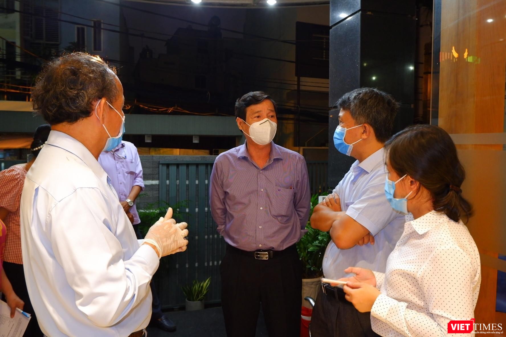 BS Nguyễn Hữu Hưng, Phó GĐ Sở Y tế và các lực lượng triển khai công tác chống dịch xuyên đêm - Ảnh CDC TP.HCM