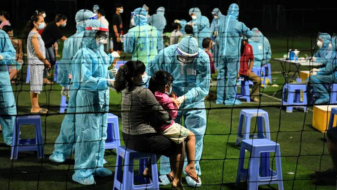 Ngành y trắng đêm lấy mẫu xét nghiệm cư dân có liên quan tại nơi các bệnh nhân cư trú - Ảnh: Lan Chi