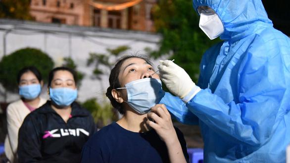 Nhân viên y tế lấy mẫu xét nghiệm COVID-19 cho người dân tại phường 15, quận Gò Vấp - Ảnh Ngọc Phượng