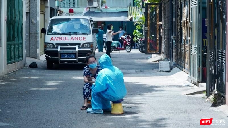 Khai thác dịch tễ trong vùng phong toả - Ảnh: HCDC