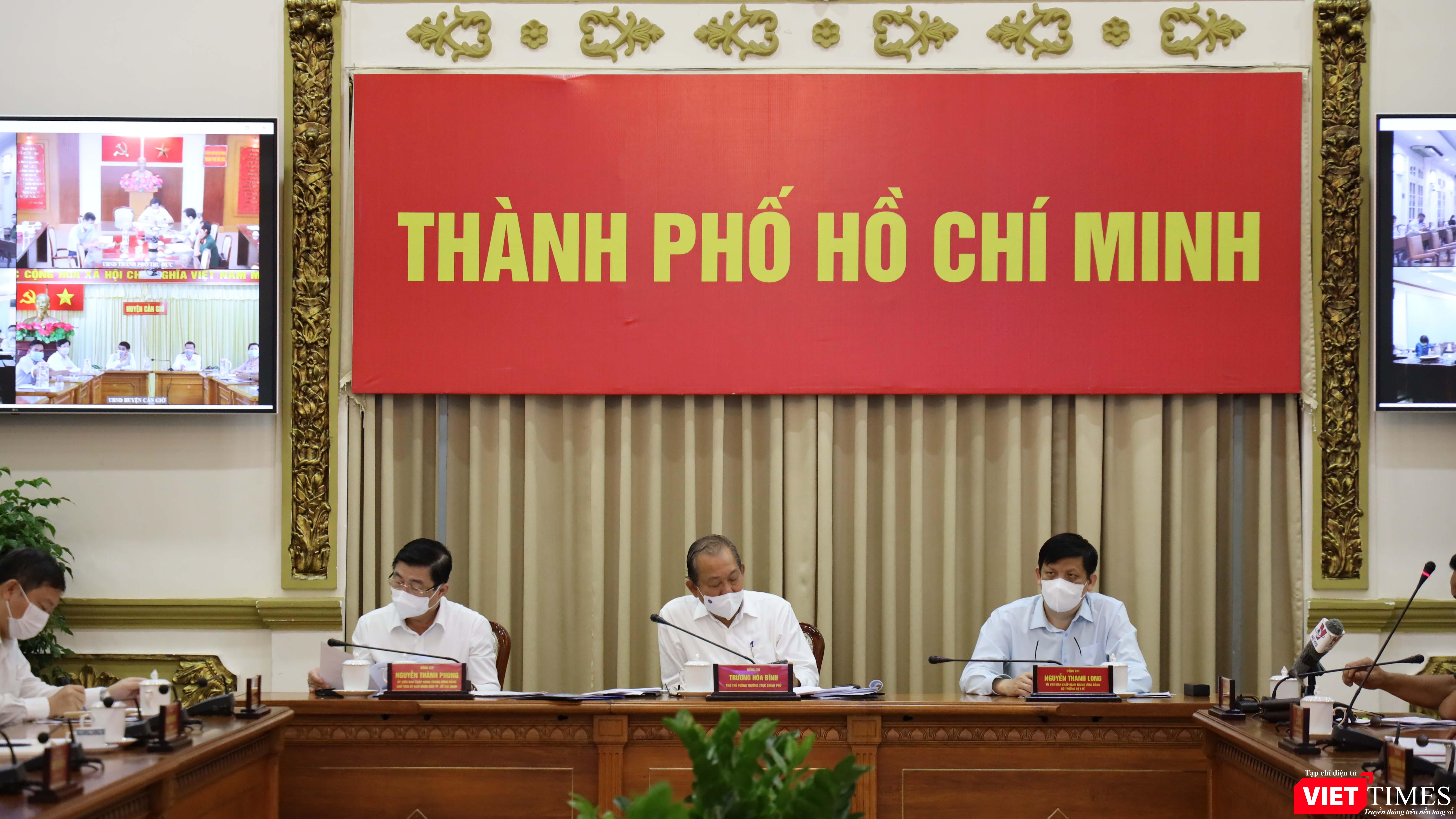 Từ trái qua: Chủ tịch UBND TP.HCM Nguyễn Thành Phong, Phó Thủ tướng thường trực Trương Hoà Bình, Bộ trưởng Bộ y tế Nguyễn Thanh Long tại cuộc họp sáng 1/6 - Ảnh: Huyền Mai