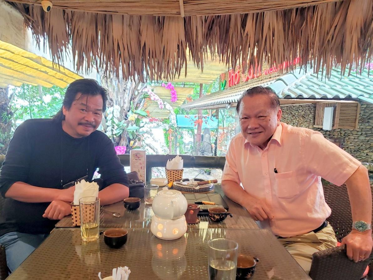 Ảnh tác giả bài viết và ông Tôn Lâm tại Phở Cali, 95 Lê Đức Thọ, Hà Nội. Ảnh do một người bạn chụp Ảnh tác giả bài viết và ông Tôn Lâm tại Phở Cali, 95 Lê Đức Thọ, Hà Nội. Ảnh do một người bạn chụp