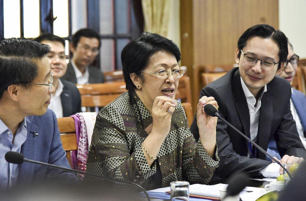 Nguyên Phó Chủ nhiệm Ủy ban Đối ngoại Quốc hội trao đổi với các đồng nghiệp trẻ hơn thuộc Bộ Ngoại giao về đối ngoại đa phương. Ảnh Internet.