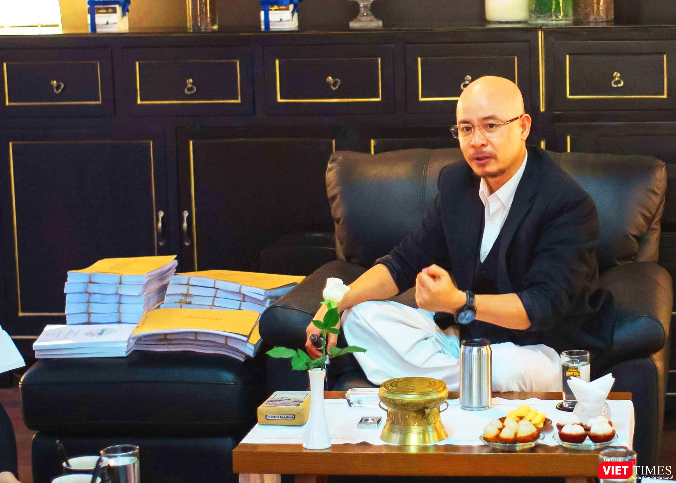 Ông Đặng Lê Nguyên Vũ giới thiệu bộ sách "Kiến tạo dân tộc siêu việt" (bìa vàng, bên trái ảnh) với những anh chị em thân thiết.