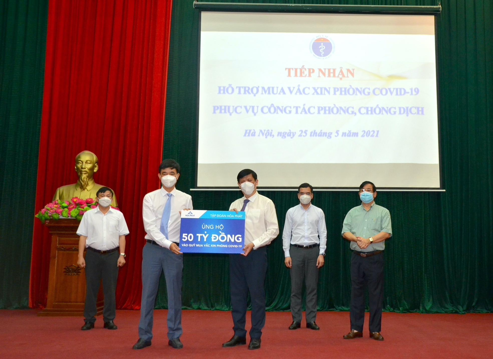 Tổng giám đốc Hòa Phát Nguyễn Việt Thắng trao ủng hộ 50 tỉ đồng cho Bộ trưởng Bộ Y tế Nguyễn Thanh Long (Ảnh: HPG) Tổng giám đốc Hòa Phát Nguyễn Việt Thắng trao ủng hộ 50 tỉ đồng cho Bộ trưởng Bộ Y tế Nguyễn Thanh Long (Ảnh: HPG)