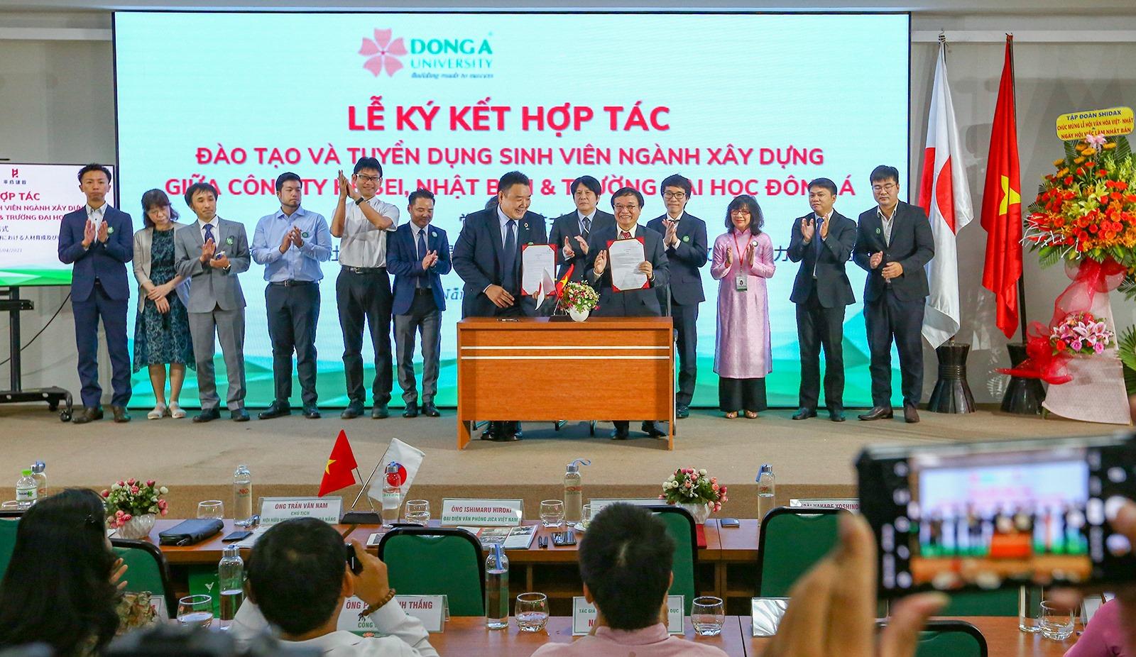 Tại sự kiện cũng đã diễn ra hoạt động ký kết hợp tác và đào tạo giữa Đại học Đông Á và các doanh nghiệp Tại sự kiện cũng đã diễn ra hoạt động ký kết hợp tác và đào tạo giữa Đại học Đông Á và các doanh nghiệp