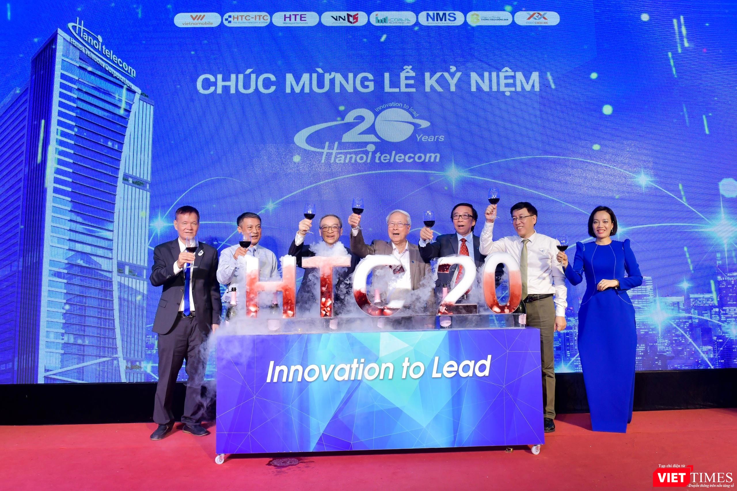 Các đại biểu chúc mừng HTC 20 năm thành lập. Các đại biểu chúc mừng HTC 20 năm thành lập.