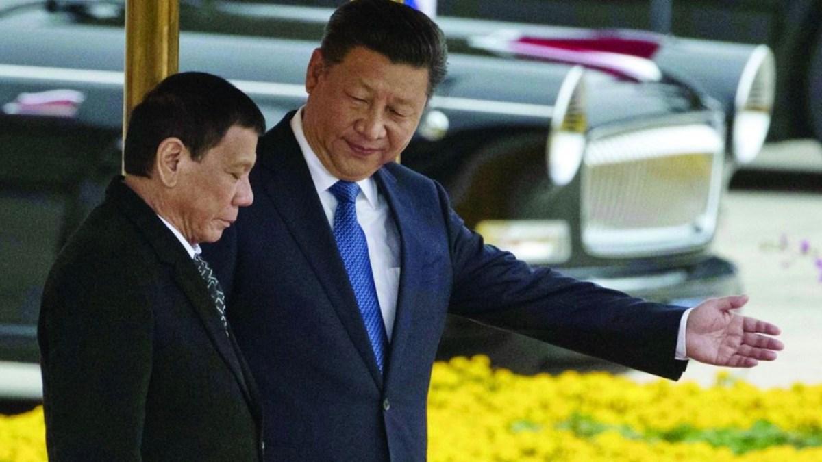 Chủ tịch Trung Quốc Tập Cận Bình chỉ đường cho Tổng thống Philippines Rodrigo Duterte trong một bức ảnh tư liệu (Ảnh: AFP) Chủ tịch Trung Quốc Tập Cận Bình chỉ đường cho Tổng thống Philippines Rodrigo Duterte trong một bức ảnh tư liệu (Ảnh: AFP)
