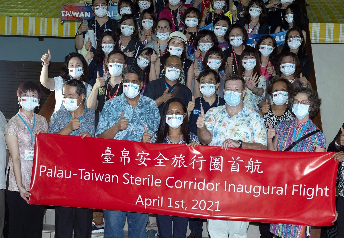 Tổng thống Palau Surangel Whipps (thứ 3 từ trái sang) chụp ảnh cùng du khách Đài Loan tới Palau vào ngày 1/4/2021 (Ảnh: AFP) Tổng thống Palau Surangel Whipps (thứ 3 từ trái sang) chụp ảnh cùng du khách Đài Loan tới Palau vào ngày 1/4/2021 (Ảnh: AFP)