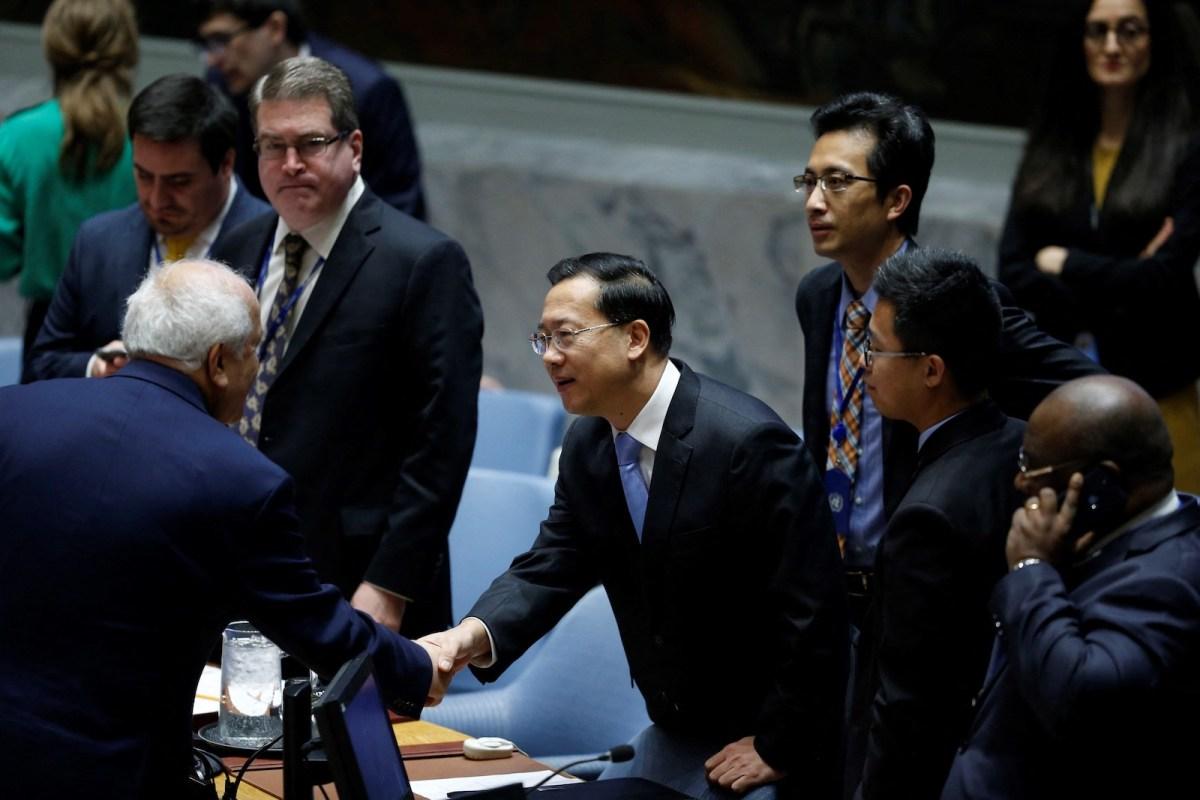 Đại sứ Palestine tại LHQ Riyad Mansourvà Đại sứ Trung Quốc tại LHQ Ma Zhaoxu bắt tay nhau trước một cuộc họp Hội đồng Bảo an về Trung Đông ngày 18/10/2018 (Ảnh: AFP)