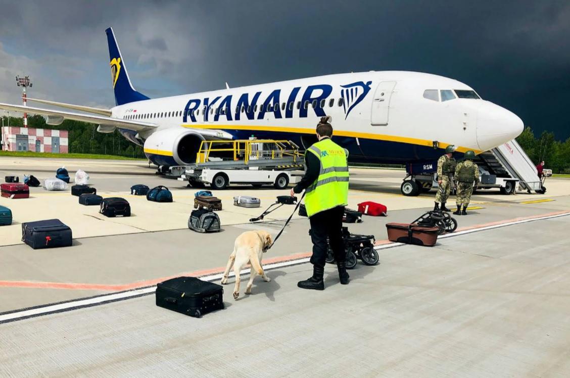 Máy bay của Ryanair được kiểm tra an ninh tại sân bay quốc tế Minsk hôm Chủ nhật vừa qua (Ảnh: AFP) Máy bay của Ryanair được kiểm tra an ninh tại sân bay quốc tế Minsk hôm Chủ nhật vừa qua (Ảnh: AFP)