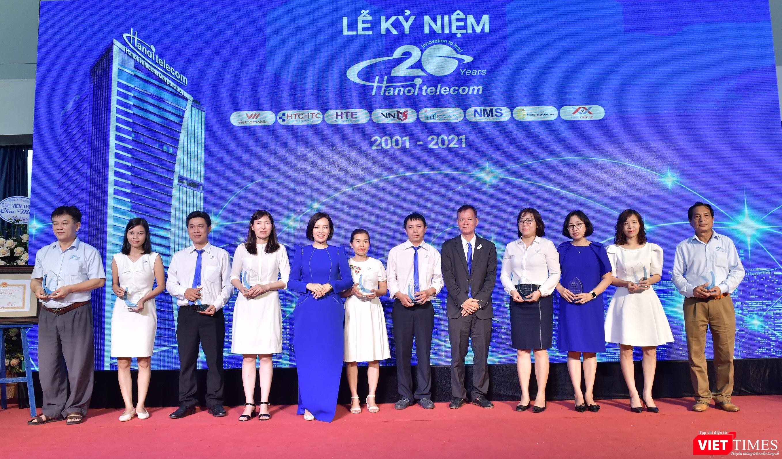 Lãnh đạo HTC vinh danh những cá nhân có đóng góp xuất sắc trong doanh nghiệp. Lãnh đạo HTC vinh danh những cá nhân có đóng góp xuất sắc trong doanh nghiệp.