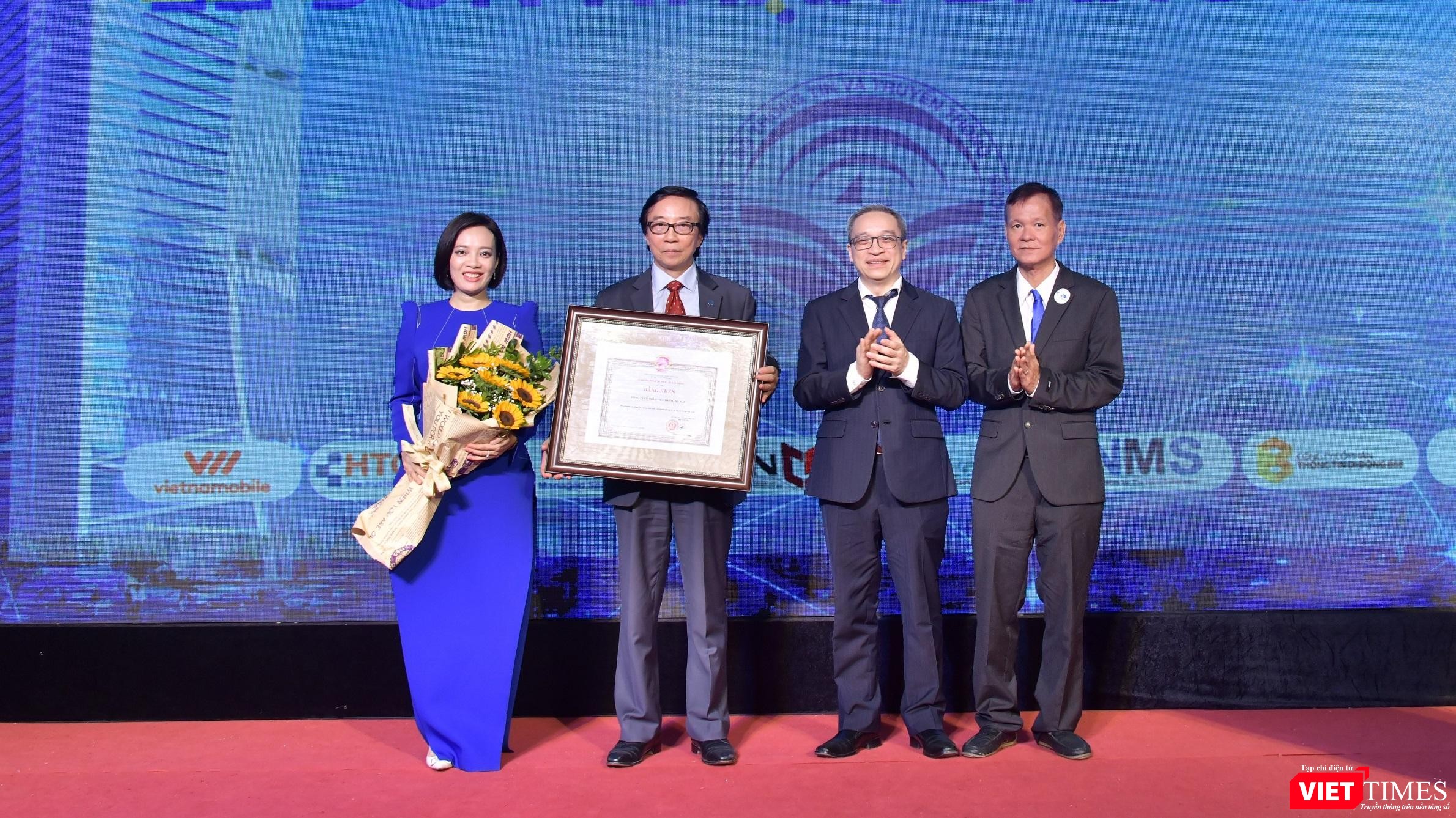 Hanoi Telecom nhận Bằng khen của Bộ TT&TT. Hanoi Telecom nhận Bằng khen của Bộ TT&TT.